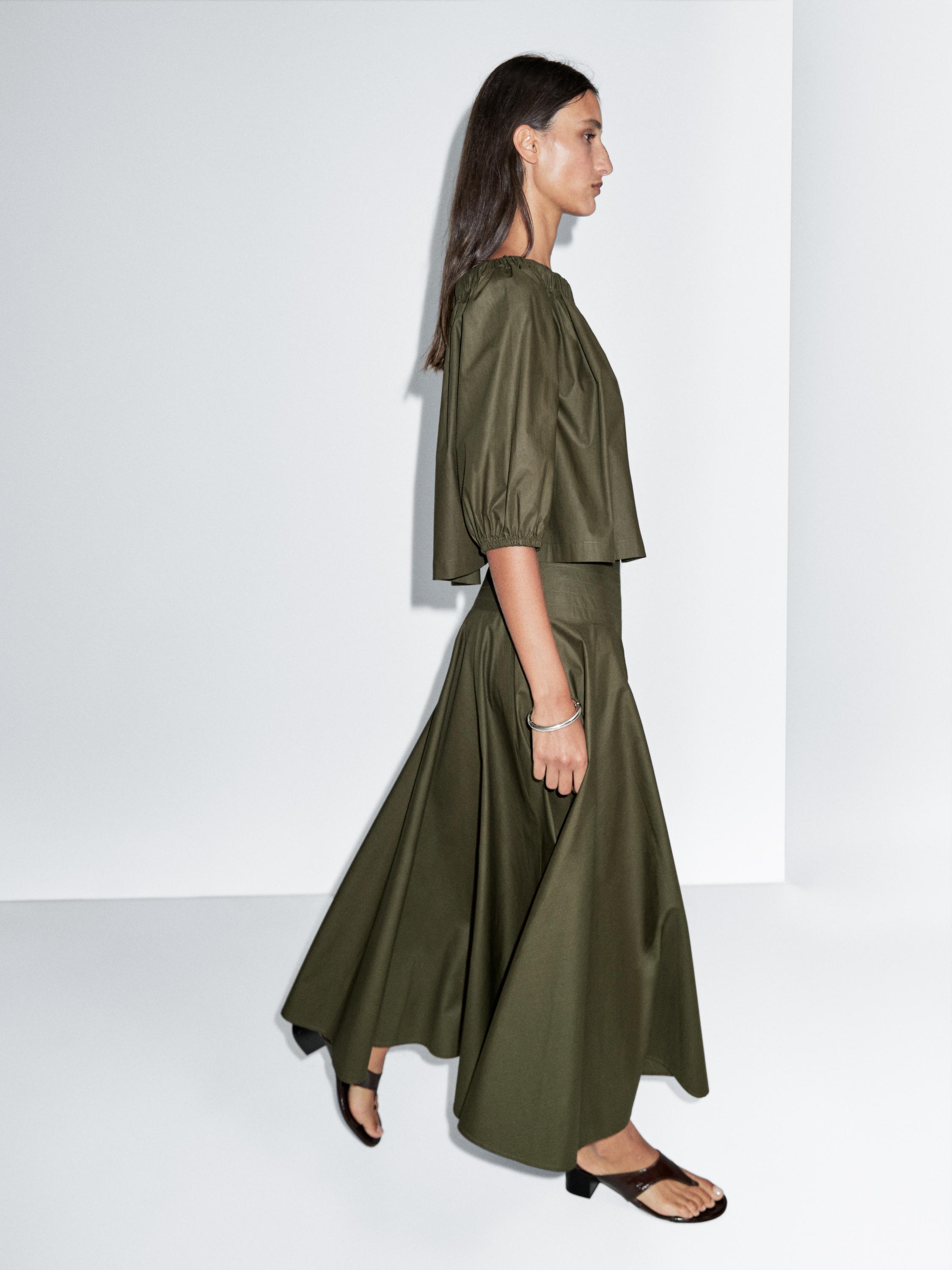 Voluminous boat neck top